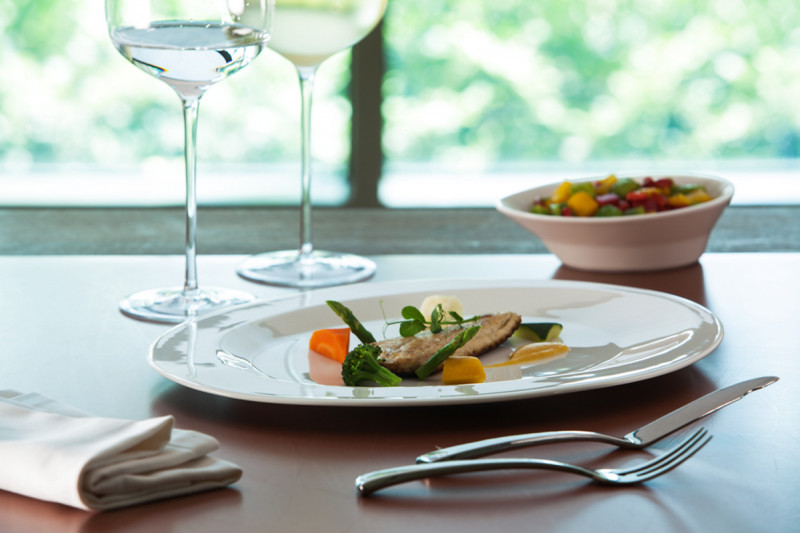 Assiette plate ovale ivoire porcelaine vitrifiée 17,1x14 cm Giro Rak