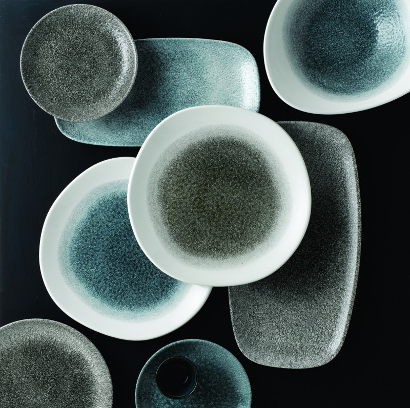Assiette plate triangulaire bleu porcelaine vitrifiée 26,5x20,5 cm Raku Topaz Churchill